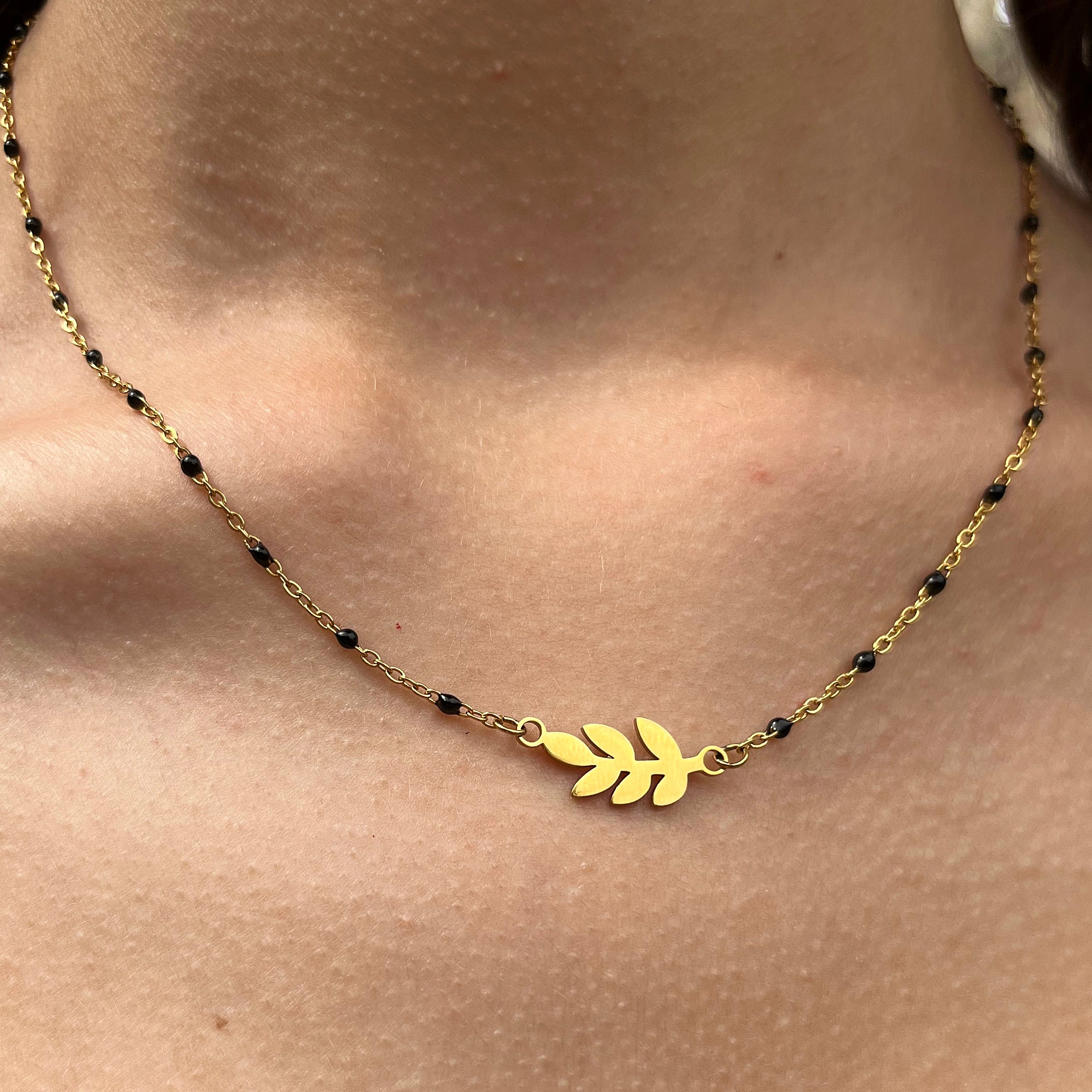 Collier feuille noir doré