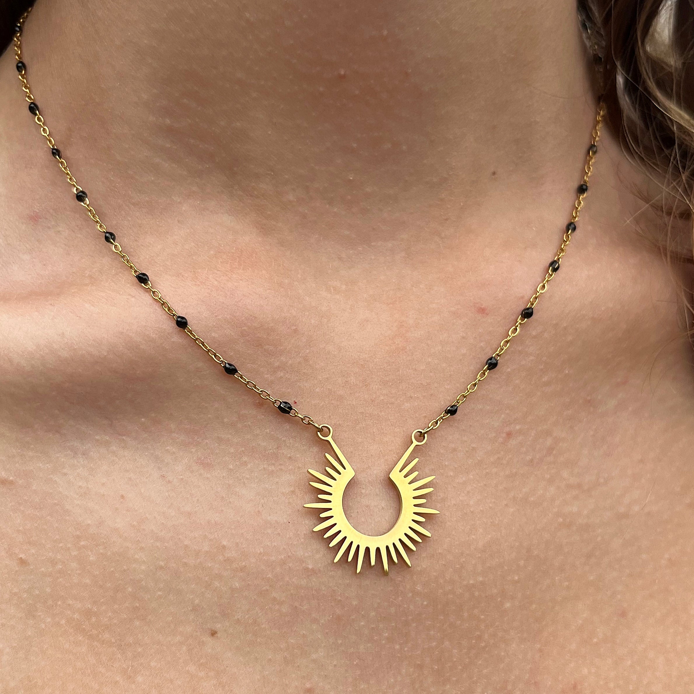 Collier soleil noir doré