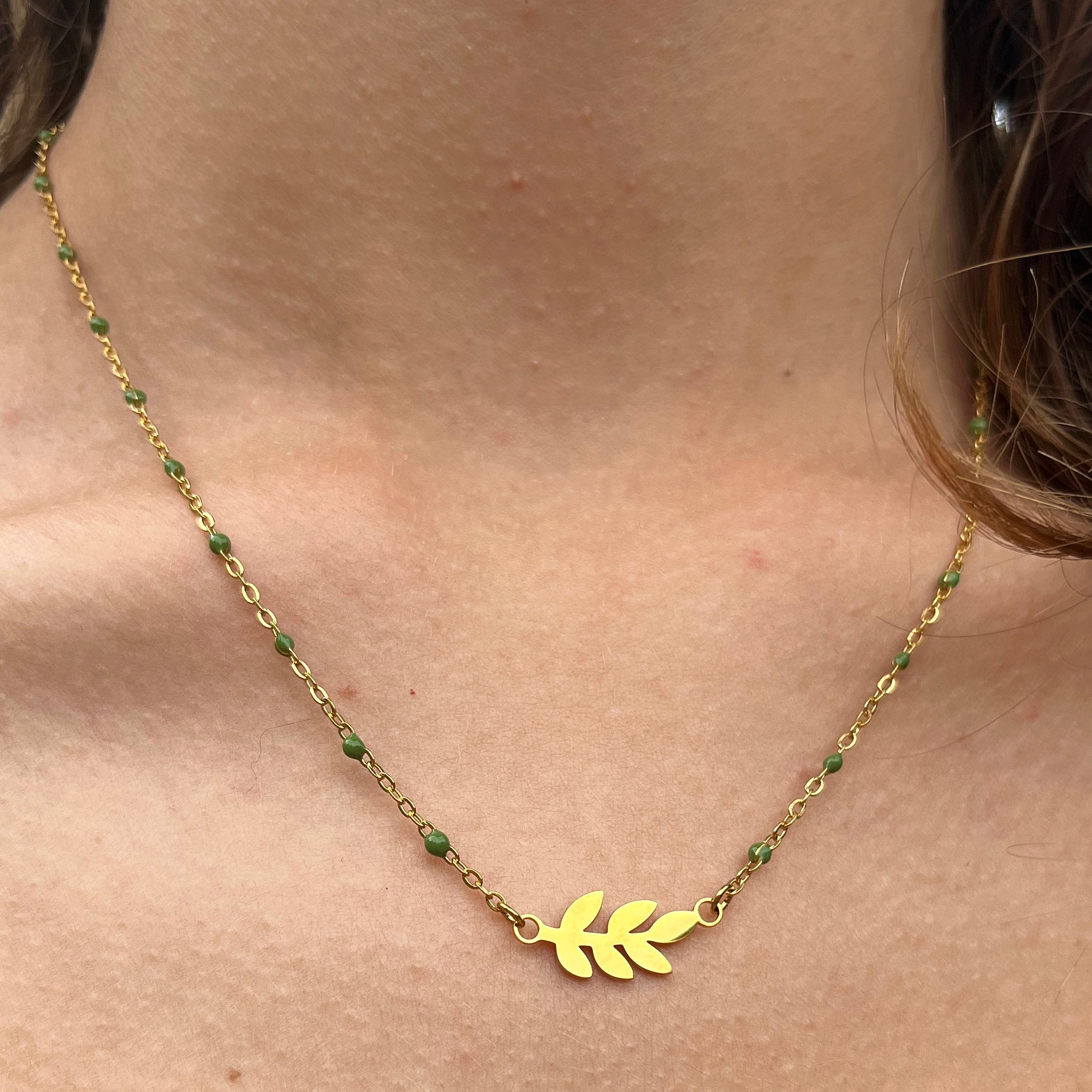Collier feuille vert doré