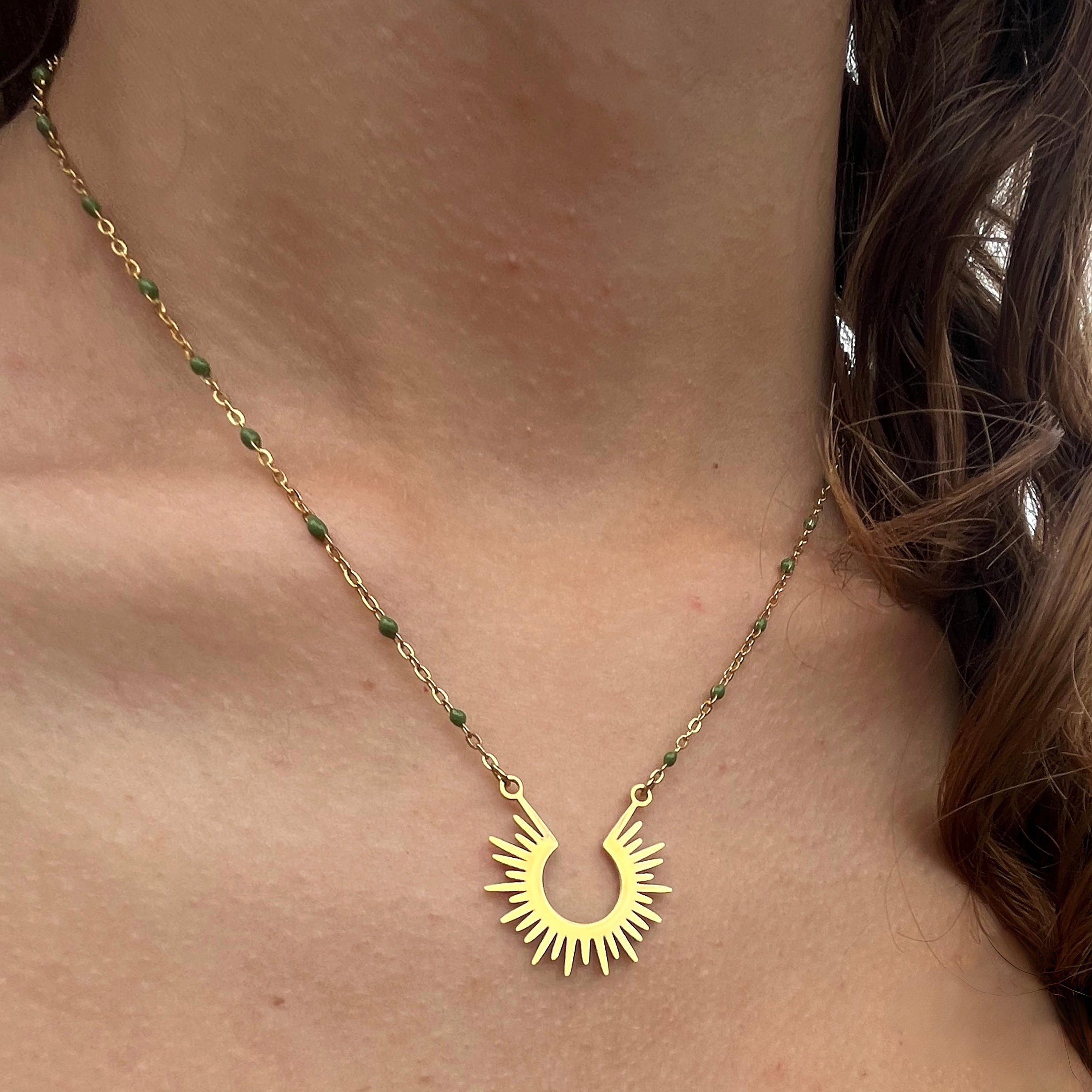 Collier soleil vert doré